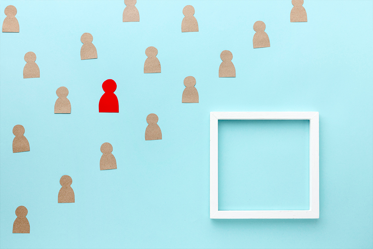 Recruiter met notitieboek tijdens een gesprek